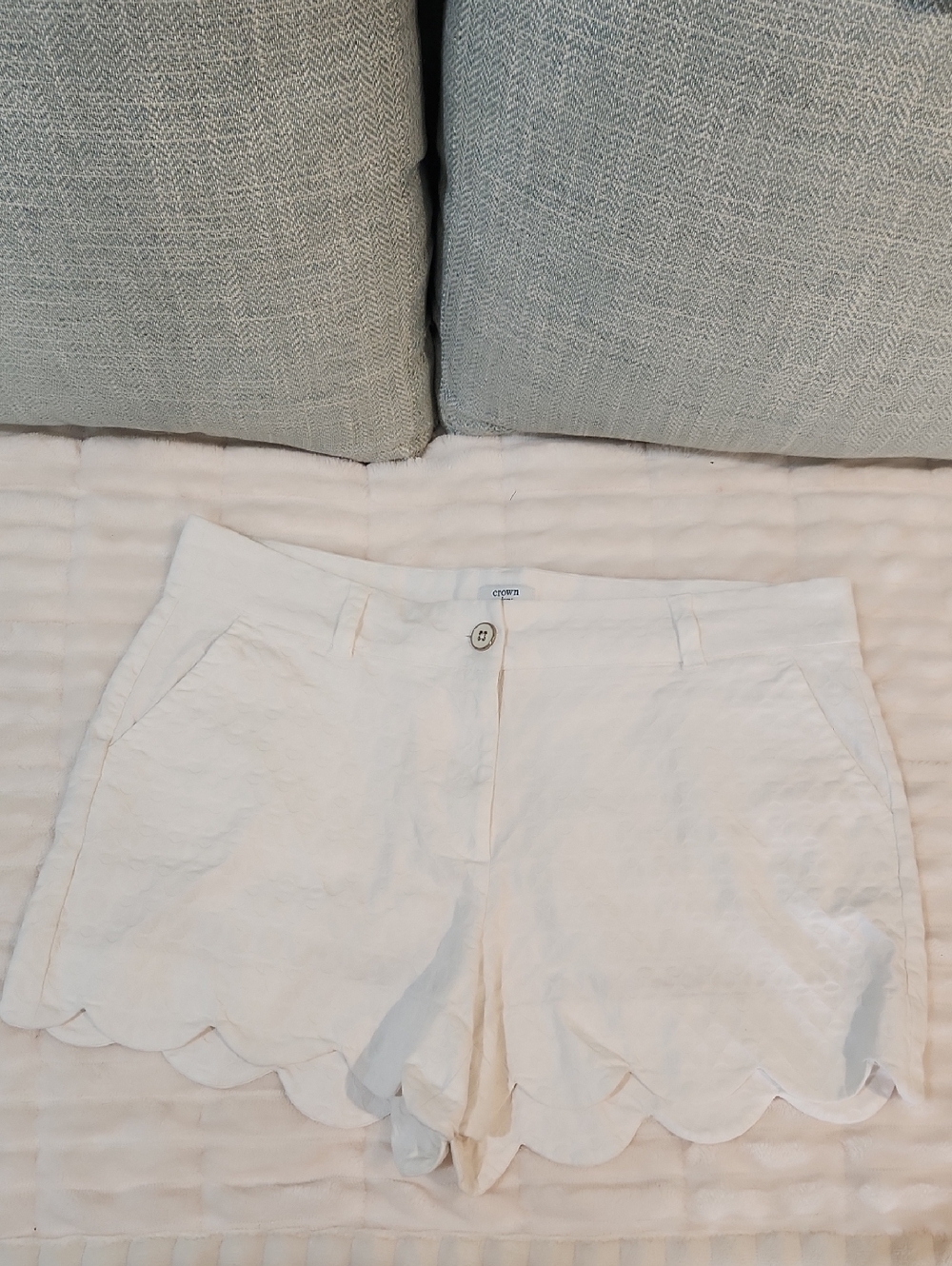 crown & ivy White Scallop-Hem Women's Shorts
